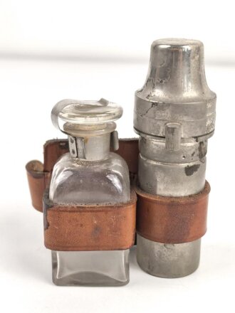 "Spiritus" Behälter und Recordspritze im Behälter. Beides in Ledermanschette, gehört so in die Sanitätstasche für Sanitätsoffiziere der Wehrmacht. Ungereinigt