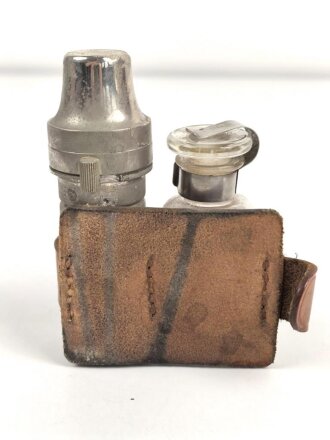"Spiritus" Behälter und Recordspritze im Behälter. Beides in Ledermanschette, gehört so in die Sanitätstasche für Sanitätsoffiziere der Wehrmacht. Ungereinigt