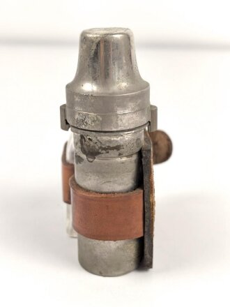 "Spiritus" Behälter und Recordspritze im Behälter. Beides in Ledermanschette, gehört so in die Sanitätstasche für Sanitätsoffiziere der Wehrmacht. Ungereinigt