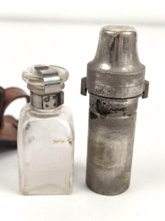 "Spiritus" Behälter und Recordspritze im Behälter. Beides in Ledermanschette, gehört so in die Sanitätstasche für Sanitätsoffiziere der Wehrmacht. Ungereinigt
