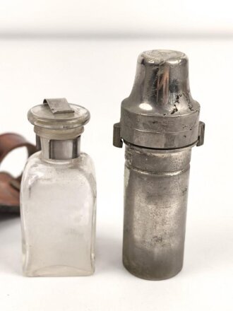"Spiritus" Behälter und Recordspritze im Behälter. Beides in Ledermanschette, gehört so in die Sanitätstasche für Sanitätsoffiziere der Wehrmacht. Ungereinigt