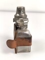 "Spiritus" Behälter und Recordspritze im Behälter. Beides in Ledermanschette, gehört so in die Sanitätstasche für Sanitätsoffiziere der Wehrmacht. Ungereinigt