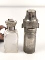 "Spiritus" Behälter und Recordspritze im Behälter. Beides in Ledermanschette, gehört so in die Sanitätstasche für Sanitätsoffiziere der Wehrmacht. Ungereinigt