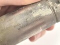 "Spiritus" Behälter und Recordspritze im Behälter. Beides in Ledermanschette, gehört so in die Sanitätstasche für Sanitätsoffiziere der Wehrmacht. Ungereinigt