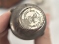 "Spiritus" Behälter und Recordspritze im Behälter. Beides in Ledermanschette, gehört so in die Sanitätstasche für Sanitätsoffiziere der Wehrmacht. Ungereinigt