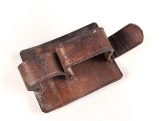 Ledermanschette für "Spiritus" Behälter und Recordspritze im Behälter., gehört so in die Sanitätstasche für Sanitätsoffiziere der Wehrmacht. Ungereinigt