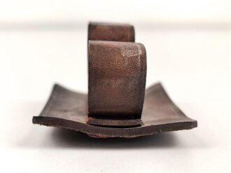 Ledermanschette für "Spiritus" Behälter und Recordspritze im Behälter., gehört so in die Sanitätstasche für Sanitätsoffiziere der Wehrmacht. Ungereinigt