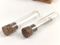 Medizinischer Probenbehälter, zwei Glasröhrchen in Holzbehältniss