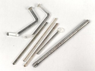 Konvolut Glasstäbchen für medizinische Zwecke, dabei ein Stück in metallener Schutzhülle