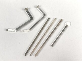 Konvolut Glasstäbchen für medizinische Zwecke, dabei ein Stück in metallener Schutzhülle
