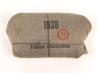 Verbandpäckchen Wehrmacht für den Verbandkasten und die Verbandspäckchentasche der Feldbluse. Kleines Modell datiert 1938