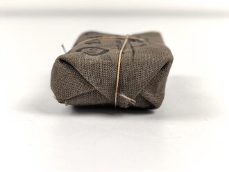 Verbandpäckchen Wehrmacht für den Verbandkasten und die Verbandspäckchentasche der Feldbluse. Kleines Modell datiert 1944