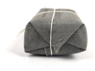 Verbandpäckchen Wehrmacht für den Verbandkasten und die Verbandspäckchentasche der Feldbluse. Kleines Modell datiert 1939