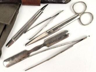 Kleines Arztbesteck Wehrmacht in Tasche aus Ersatzmaterial ( diese vermutlich neuzeitlich gestempelt ), das Thermometer fehlt wie fast immer