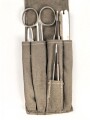 Kleines Arztbesteck Wehrmacht in Tasche aus Ersatzmaterial ( diese vermutlich neuzeitlich gestempelt ), das Thermometer fehlt wie fast immer