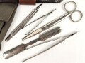 Kleines Arztbesteck Wehrmacht in Tasche aus Ersatzmaterial ( diese vermutlich neuzeitlich gestempelt ), das Thermometer fehlt wie fast immer