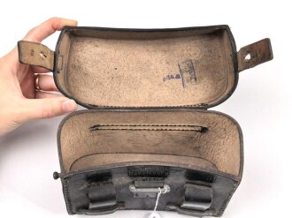 Deutsches Rotes Kreuz Sanitätslager Babelsberg, schwarze Koppeltasche in gutem Zustand