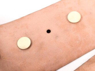 Abschnürbinde in Lederhülle, gehört so unter anderem in die Sanitätstasche der Sanitätsoffiziere
