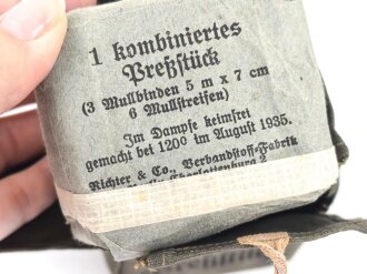 Pack "kombiniertes Preßstück" datiert 1935, in Hülle, gehört so in der KFZ Verbandkasten der Wehrmacht