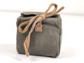 Pack "kombiniertes Preßstück" datiert 1935, in Hülle, gehört so in der KFZ Verbandkasten der Wehrmacht