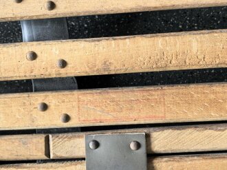 Vorrichtung zum bergen Verwundeter im Gebirge. Die Holzlattung mittig 132cm lang. Sowohl zum hinterherziehen im Schnee als auch zum Abseilen gedacht. Ungereinigtes Stück