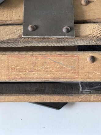 Vorrichtung zum bergen Verwundeter im Gebirge. Die Holzlattung mittig 132cm lang. Sowohl zum hinterherziehen im Schnee als auch zum Abseilen gedacht. Ungereinigtes Stück