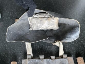 Vorrichtung zum bergen Verwundeter im Gebirge. Die Holzlattung mittig 132cm lang. Sowohl zum hinterherziehen im Schnee als auch zum Abseilen gedacht. Ungereinigtes Stück