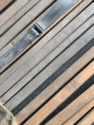 Vorrichtung zum bergen Verwundeter im Gebirge. Die Holzlattung mittig 132cm lang. Sowohl zum hinterherziehen im Schnee als auch zum Abseilen gedacht. Ungereinigtes Stück