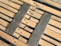Vorrichtung zum bergen Verwundeter im Gebirge. Die Holzlattung mittig 132cm lang. Sowohl zum hinterherziehen im Schnee als auch zum Abseilen gedacht. Ungereinigtes Stück