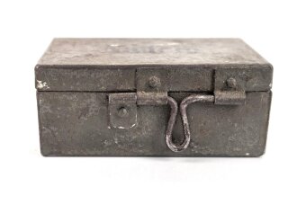 Blechdose für Nadeln, gehört so unter anderem in den Verbandkasten der Wehrmacht