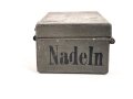 Blechdose für Nadeln, gehört so unter anderem in den Verbandkasten der Wehrmacht