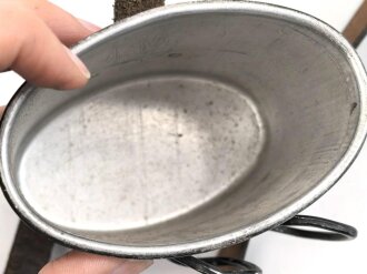 Labeflasche für Sanitätspersonal der Wehrmacht. Der Deckel vor lnger Zeit unrichtig ergänzt, mit dem seltenen Trageriemen