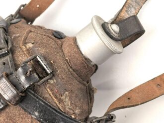 Labeflasche für Sanitätspersonal der Wehrmacht. Der Deckel vor lnger Zeit unrichtig ergänzt, mit dem seltenen Trageriemen