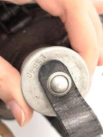Labeflasche für Sanitätspersonal der Wehrmacht. Der Deckel vor lnger Zeit unrichtig ergänzt, mit dem seltenen Trageriemen