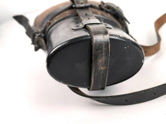 Labeflasche für Sanitätspersonal der Wehrmacht. Der Deckel vor lnger Zeit unrichtig ergänzt, mit dem seltenen Trageriemen