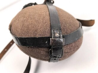 Labeflasche für Sanitätspersonal der Wehrmacht. Der Deckel vor lnger Zeit unrichtig ergänzt, mit dem seltenen Trageriemen