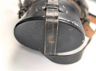 Labeflasche für Sanitätspersonal der Wehrmacht. Der Deckel vor lnger Zeit unrichtig ergänzt, mit dem seltenen Trageriemen