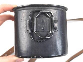 Labeflasche für Sanitätspersonal der Wehrmacht. Der Deckel vor lnger Zeit unrichtig ergänzt, mit dem seltenen Trageriemen
