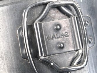 Labeflasche für Sanitätspersonal der Wehrmacht. Der Deckel vor lnger Zeit unrichtig ergänzt, mit dem seltenen Trageriemen
