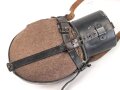 Labeflasche für Sanitätspersonal der Wehrmacht. Der Deckel vor lnger Zeit unrichtig ergänzt, mit dem seltenen Trageriemen