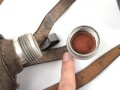 Labeflasche für Sanitätspersonal der Wehrmacht. Der Deckel vor lnger Zeit unrichtig ergänzt, mit dem seltenen Trageriemen