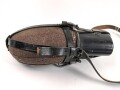Labeflasche für Sanitätspersonal der Wehrmacht. Der Deckel vor lnger Zeit unrichtig ergänzt, mit dem seltenen Trageriemen
