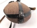 Labeflasche für Sanitätspersonal der Wehrmacht. Der Deckel vor lnger Zeit unrichtig ergänzt, mit dem seltenen Trageriemen