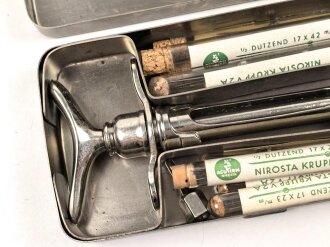 " Carpule Spritze" mit Zubehör im Behälter. Aus Wehrmachtsbeständen, sehr guter Zustand