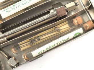 " Carpule Spritze" mit Zubehör im Behälter. Aus Wehrmachtsbeständen, sehr guter Zustand