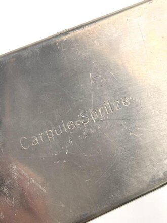 " Carpule Spritze" mit Zubehör im Behälter. Aus Wehrmachtsbeständen, sehr guter Zustand