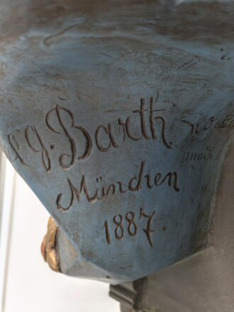 Gewaltige Büste, darstellend Prinzregent Luitpold von Bayern. Originalbemalt, sehr guter Zustand, Höhe ca. 80cm, Schulterbreite 60cm. Markiert "Carl G.Barth München 1887" Sehr dekorativ, Rückseitig am Sockel alte Reparaturstelle. KEIN VERSAND