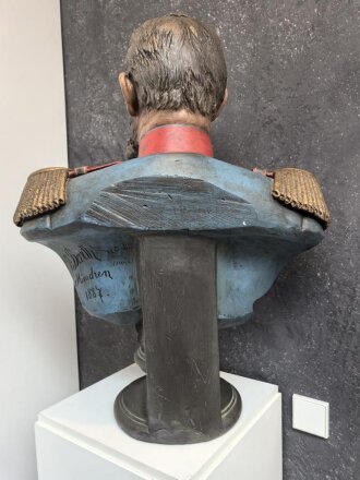 Gewaltige Büste, darstellend Prinzregent Luitpold von Bayern. Originalbemalt, sehr guter Zustand, Höhe ca. 80cm, Schulterbreite 60cm. Markiert "Carl G.Barth München 1887" Sehr dekorativ, Rückseitig am Sockel alte Reparaturstelle. KEIN VERSAND