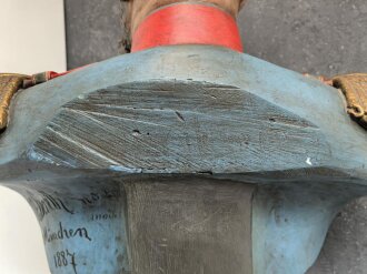 Gewaltige Büste, darstellend Prinzregent Luitpold von Bayern. Originalbemalt, sehr guter Zustand, Höhe ca. 80cm, Schulterbreite 60cm. Markiert "Carl G.Barth München 1887" Sehr dekorativ, Rückseitig am Sockel alte Reparaturstelle. KEIN VERSAND