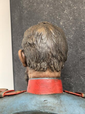 Gewaltige Büste, darstellend Prinzregent Luitpold von Bayern. Originalbemalt, sehr guter Zustand, Höhe ca. 80cm, Schulterbreite 60cm. Markiert "Carl G.Barth München 1887" Sehr dekorativ, Rückseitig am Sockel alte Reparaturstelle. KEIN VERSAND